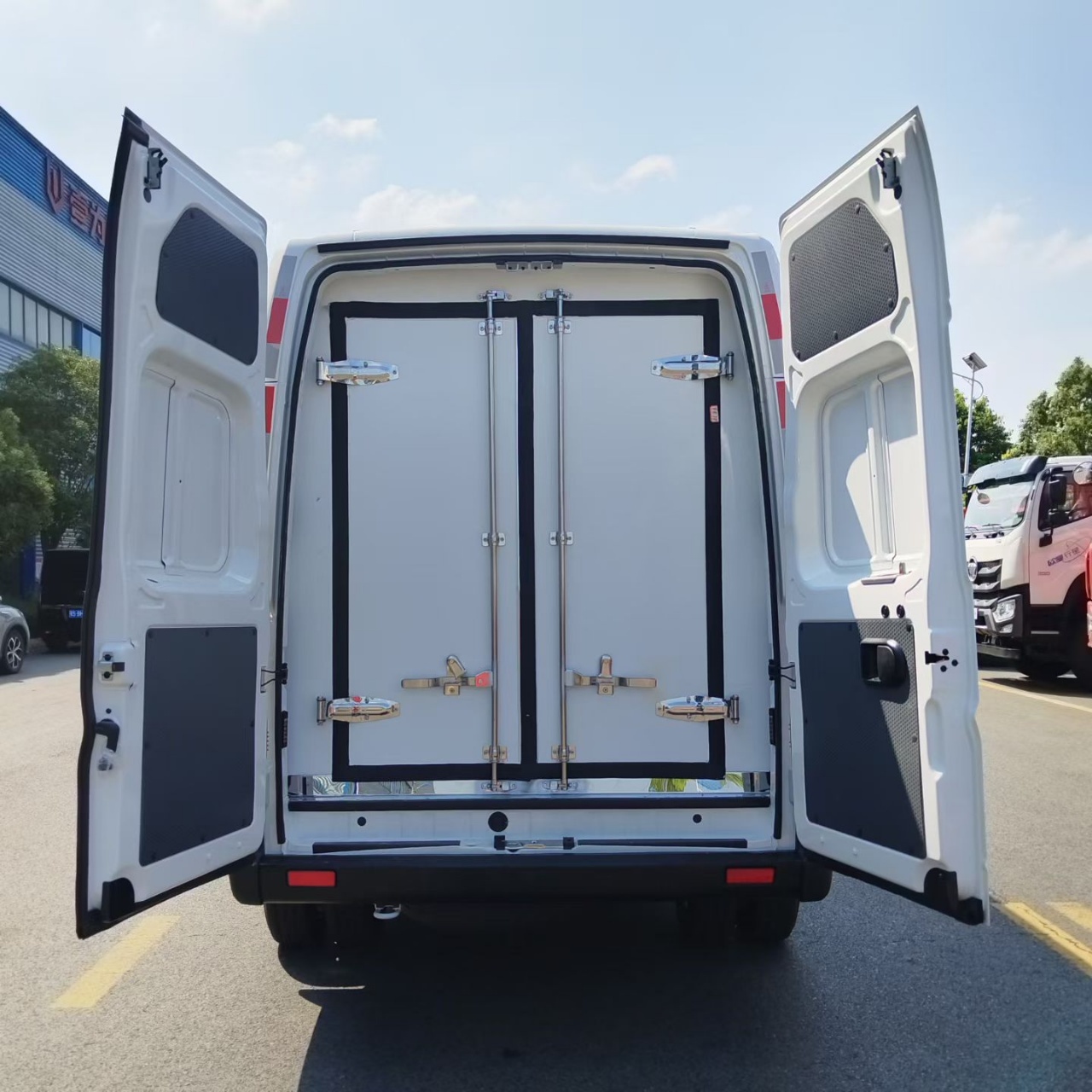 Dongfeng Yufeng V9 143 HP Van Refrigerated TruckIce Cream truck