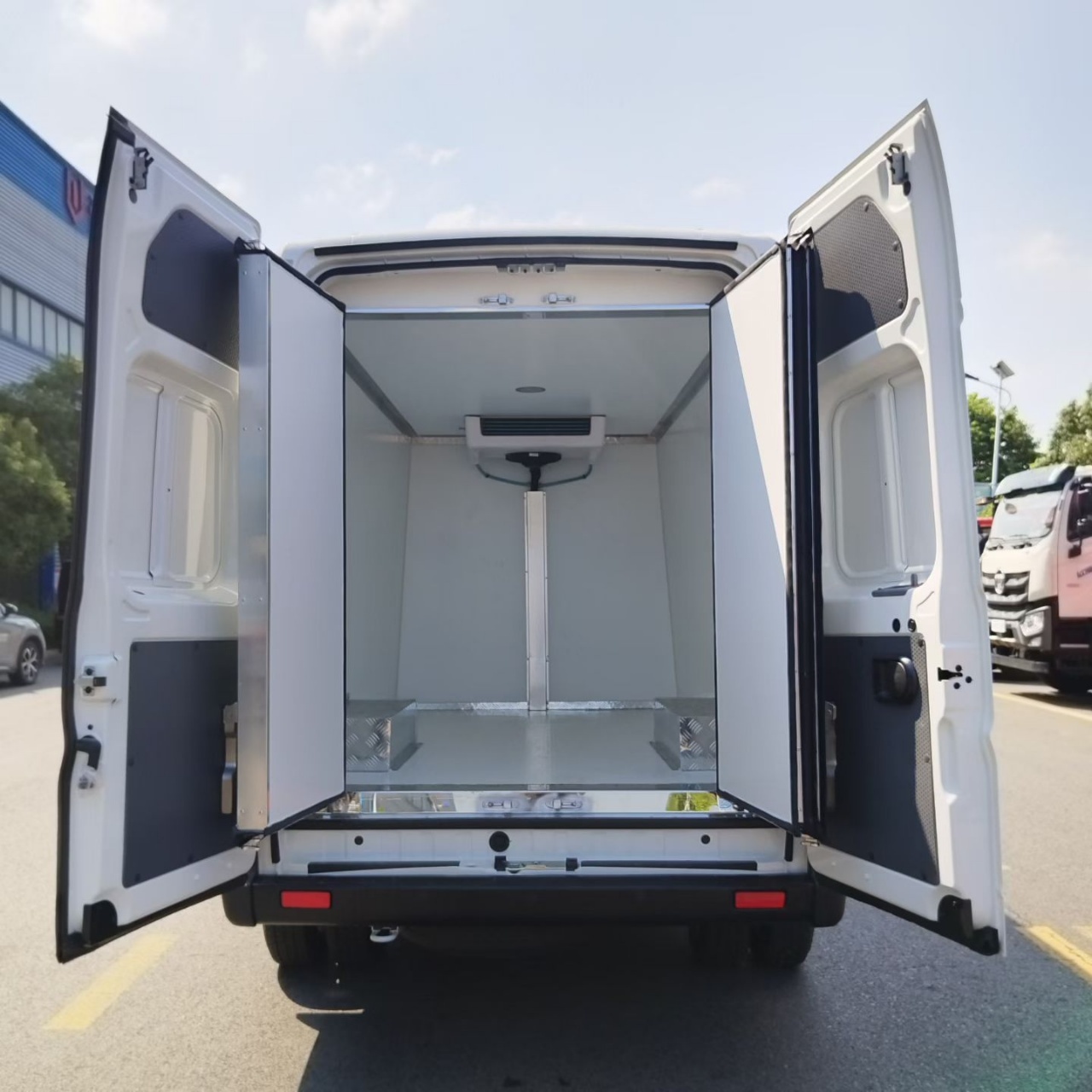 Dongfeng Yufeng V9 143 HP Van Refrigerated TruckIce Cream truck