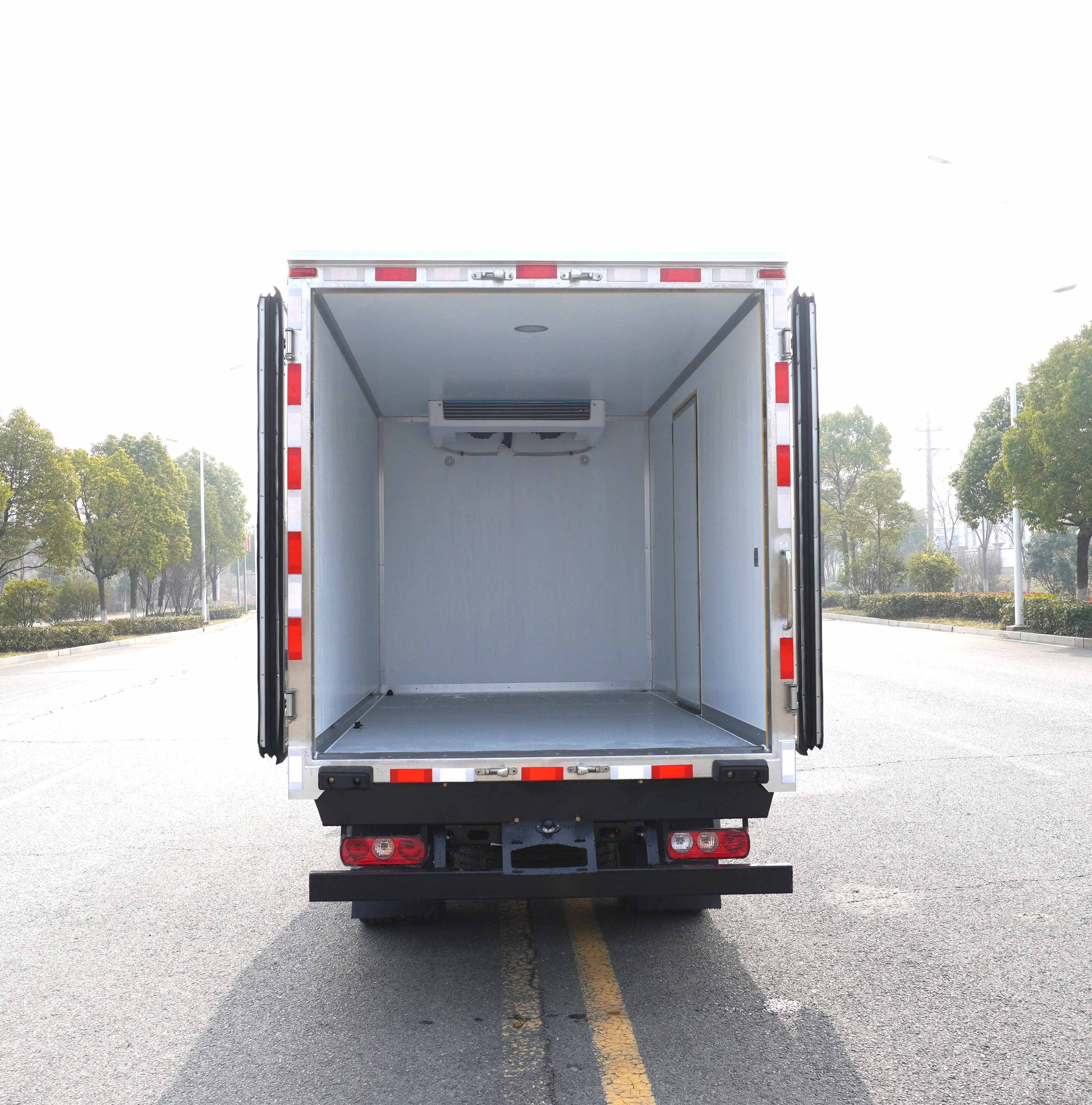 SAIC Yuejin Fuyun S80 Semi-row Cab Blue License Refrigerated Truck