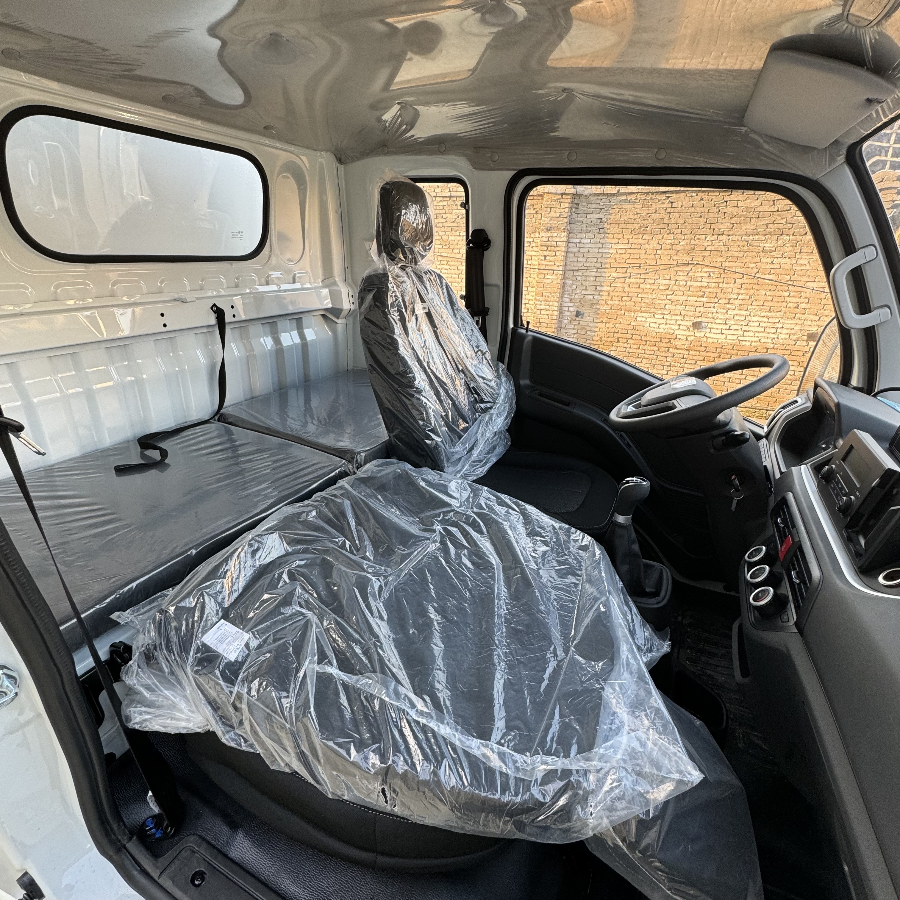 SAIC Yuejin Fuyun S80 Semi-row Cab Blue License Refrigerated Truck