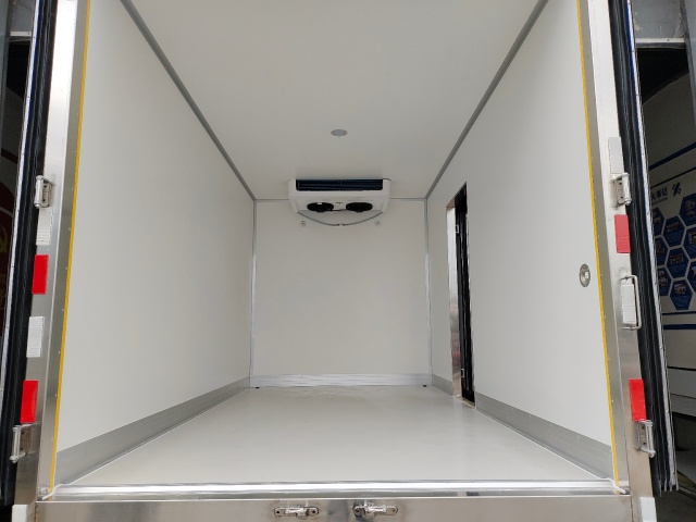 Refrigerator truck
