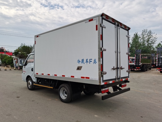 Refrigerator truck