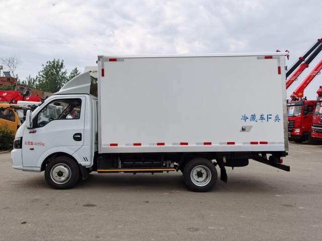 Refrigerator truck