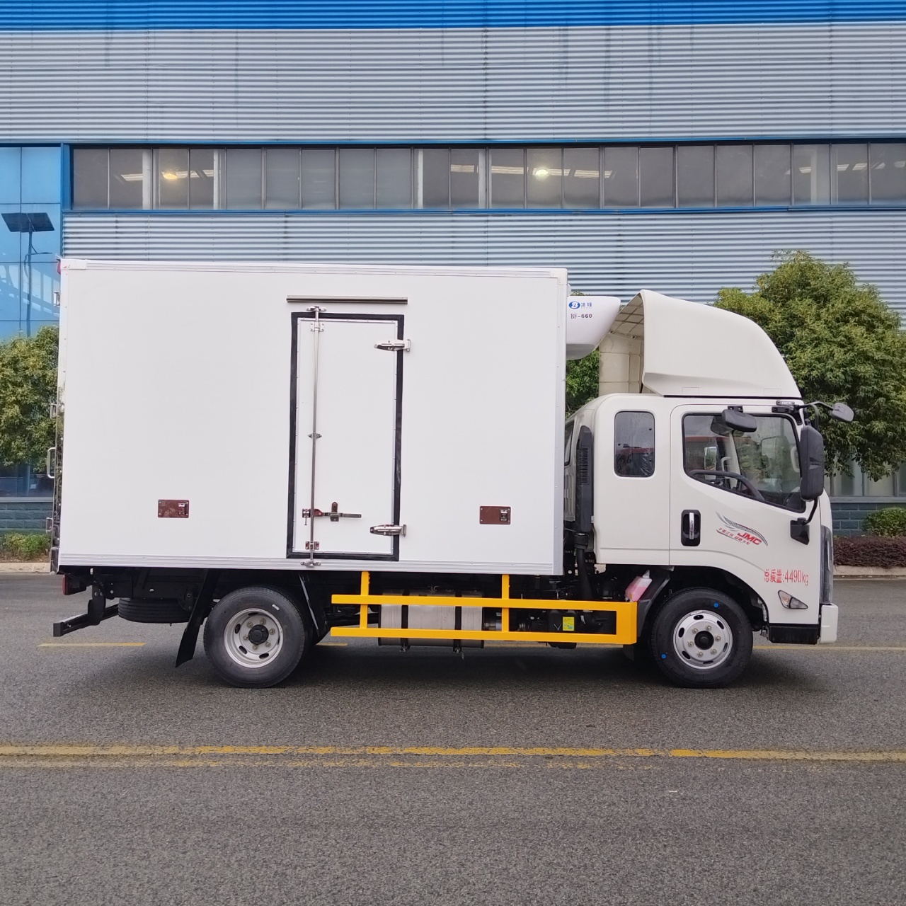 JMC  Blue License Semi-Cab Wide Cold Chain Box Refrigerated Transport Vehicle
