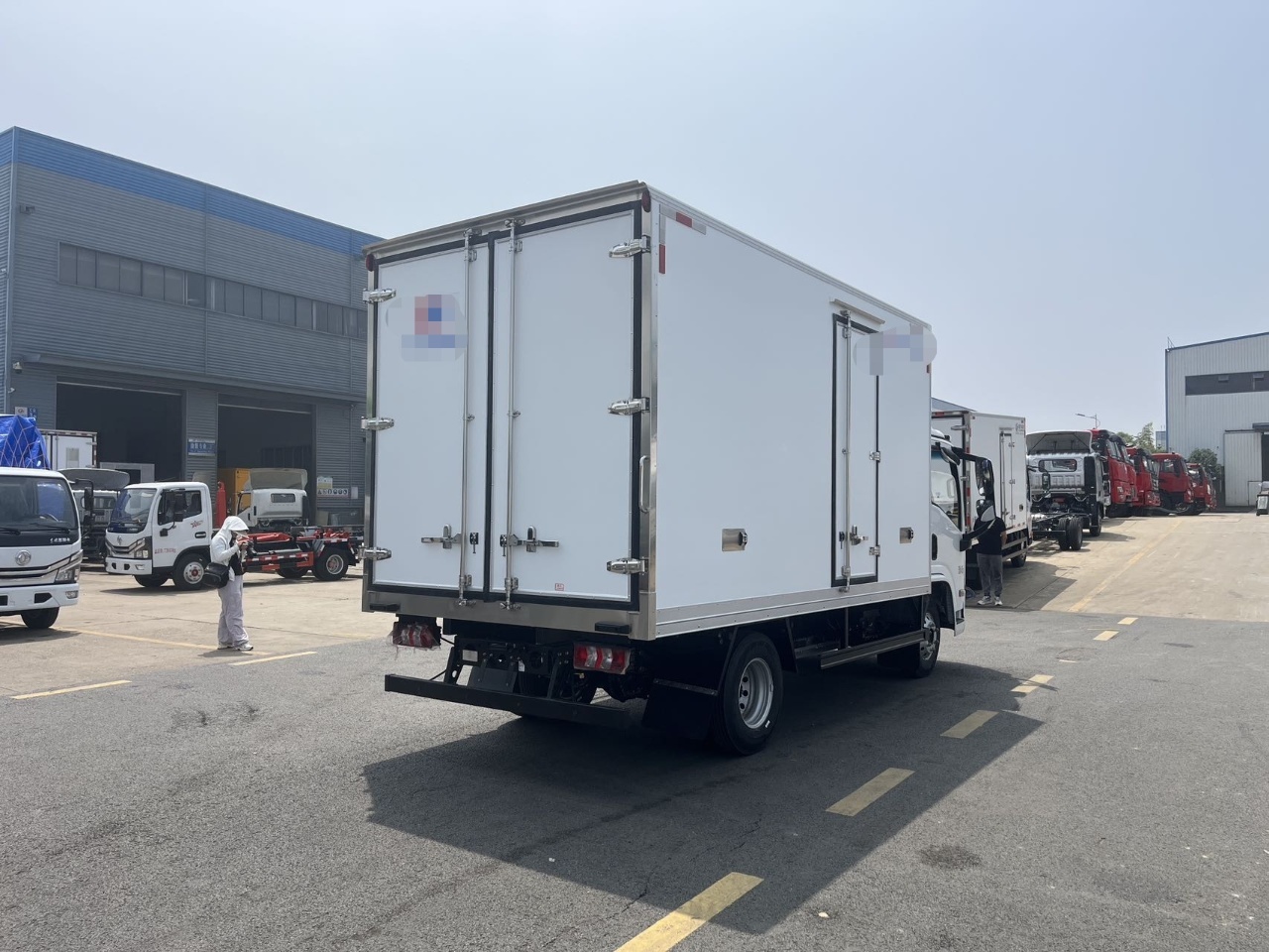 Shacman Pure Electric New Energy Refrigerated Truck (4.2-meter Blue License Box-type Cold Chain Light Truck)