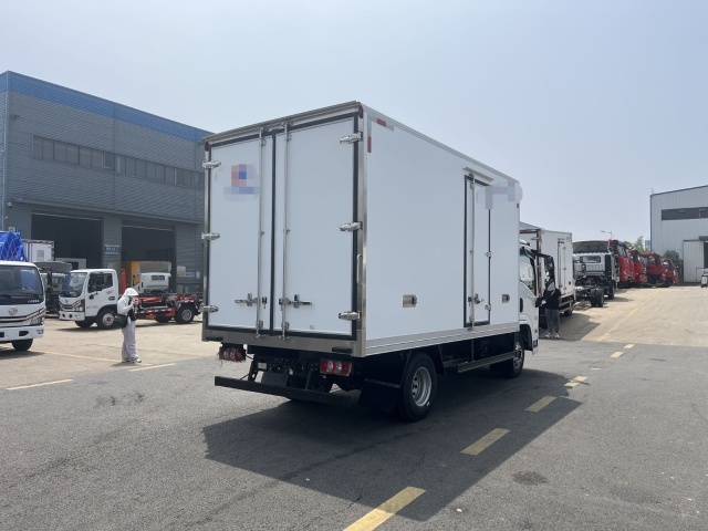 Refrigerator truck