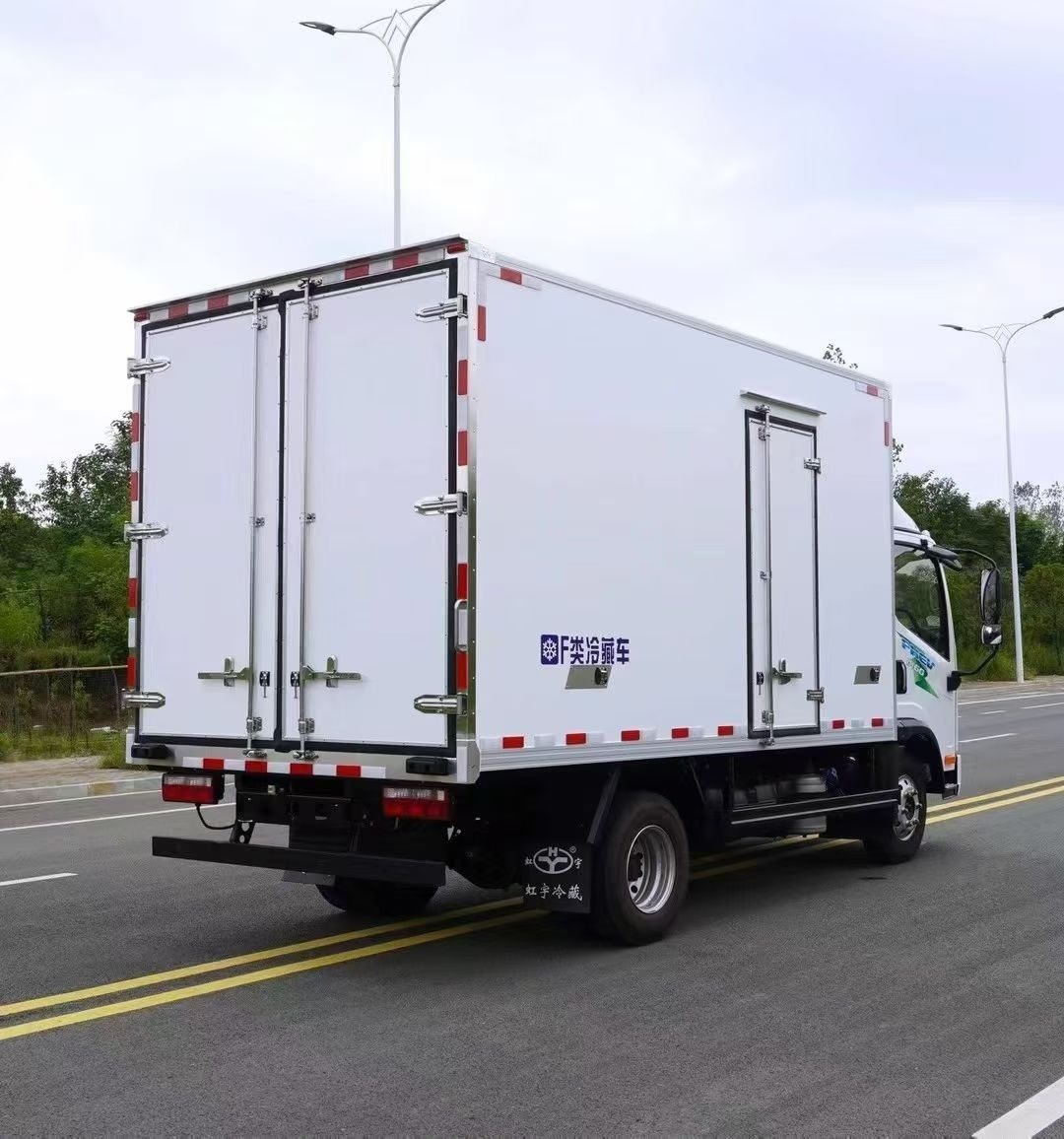 FAW  Tiger 6G 4.2-meter oil-electric hybrid green license refrigerated truck