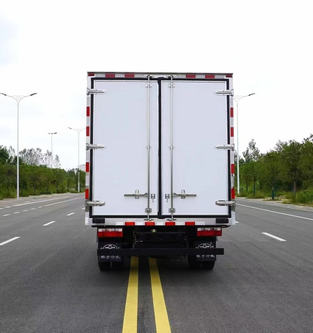 FAW  Tiger 6G 4.2-meter oil-electric hybrid green license refrigerated truck