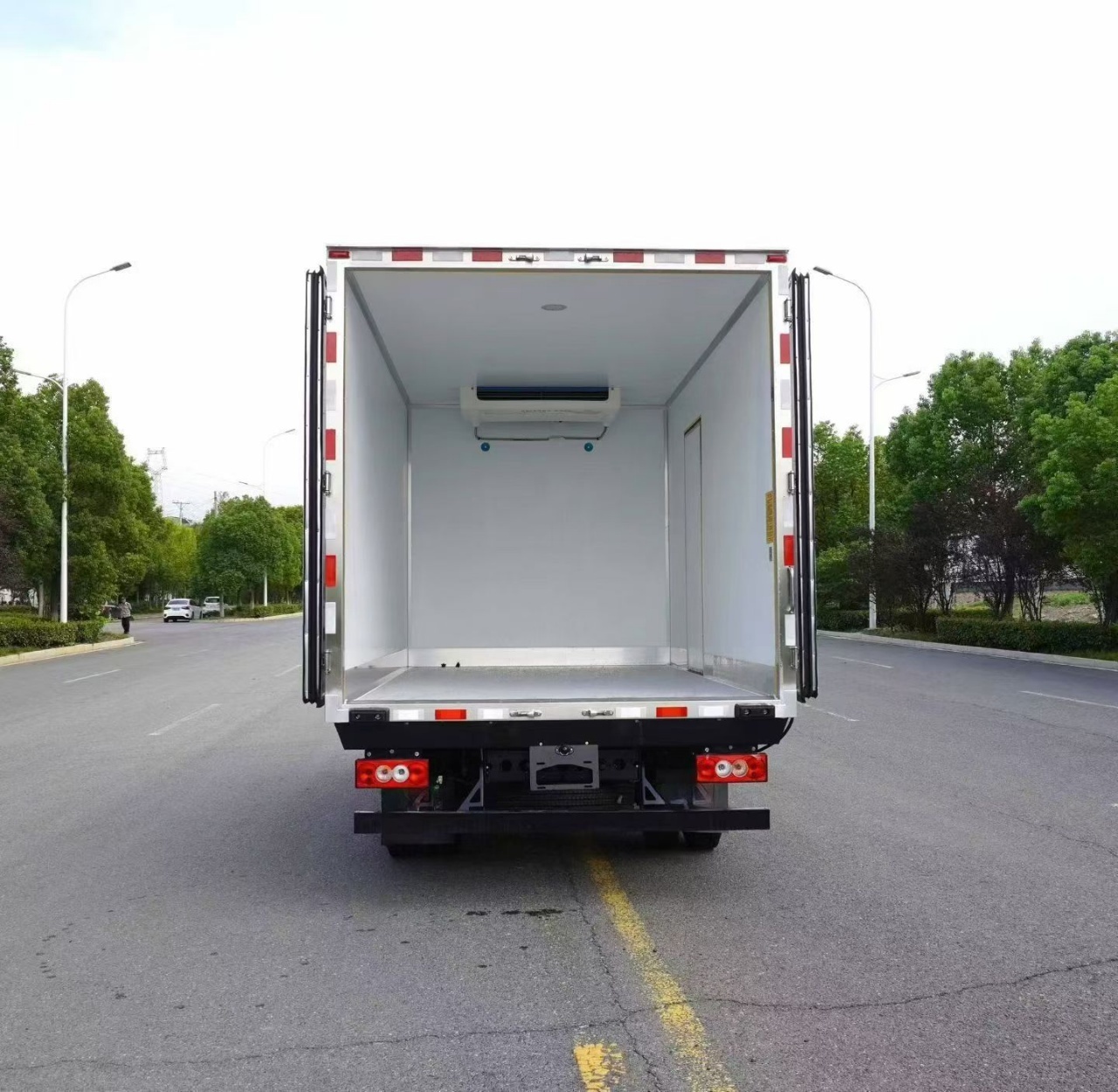 FOTON  M5 4.2-Meter Blue-Plate Refrigerated Truck (National VI Refrigerated Box Truck)
