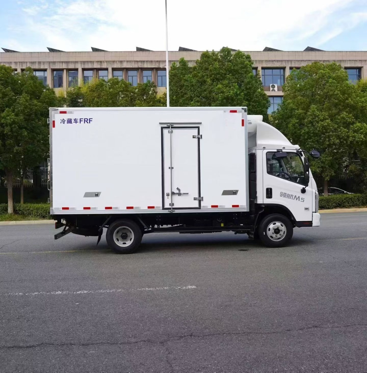 FOTON  M5 4.2-Meter Blue-Plate Refrigerated Truck (National VI Refrigerated Box Truck)