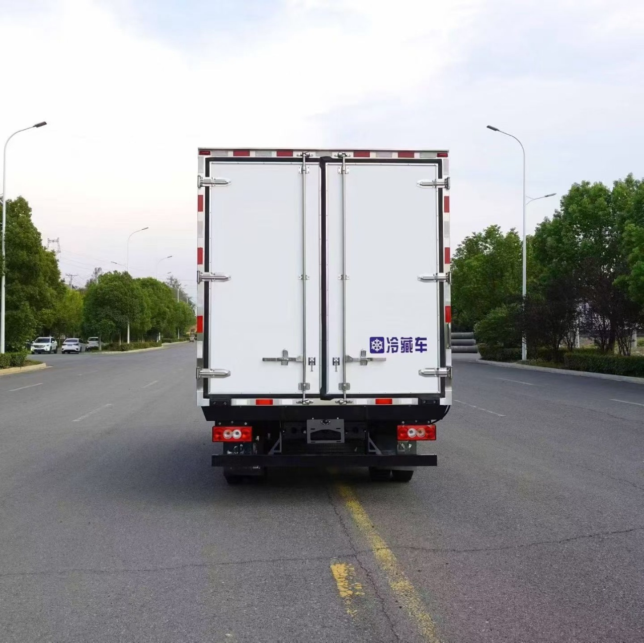 FOTON  M5 4.2-Meter Blue-Plate Refrigerated Truck (National VI Refrigerated Box Truck)