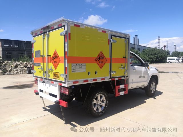 Explosive transport vehicle