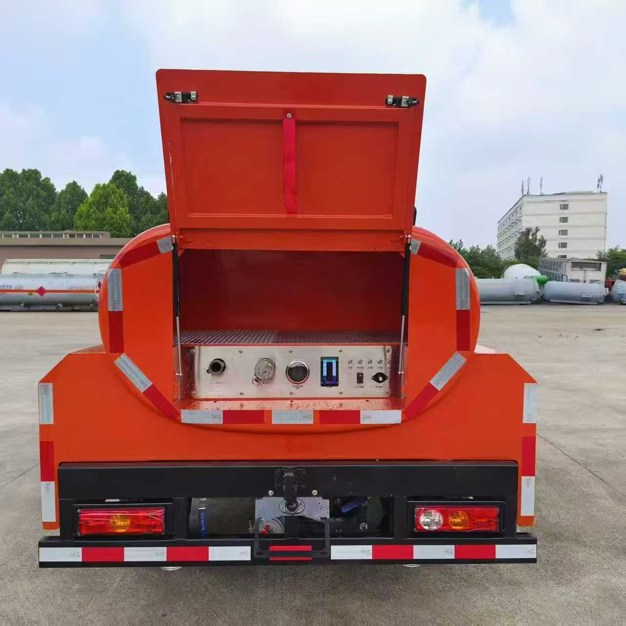 Fire fighting truck