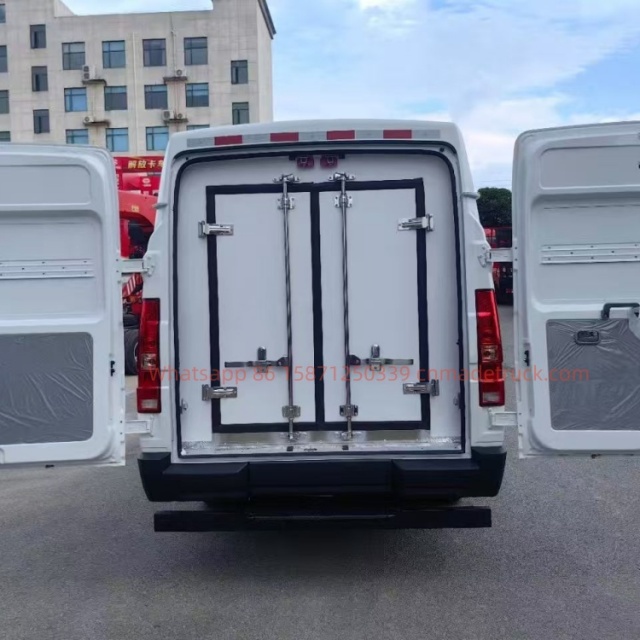 IVECO Long-wheelbase High-roof Refrigerated Van engine displacement2500ml engine horsepower122hp