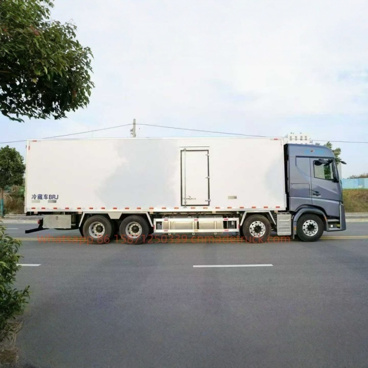 9.6-meter Auman Galaxy 7-620 HP 8×4 cold chain refrigerated truck, maximum speed limit 89km/h