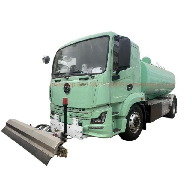 CLW绿色洒水卡车锡柴220马力发动机排量6600升4500毫米轴距