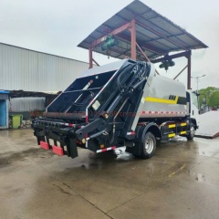 五十铃出口俄罗斯压缩垃圾车五十铃120马力发动机