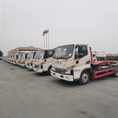 JAC blue-plate hook-arm garbage truck, Yunnei 150 horsepower, wheelbase 3300 mm