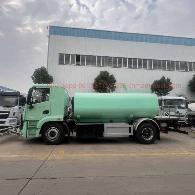 CLW绿色洒水卡车锡柴220马力发动机排量6600升4500毫米轴距