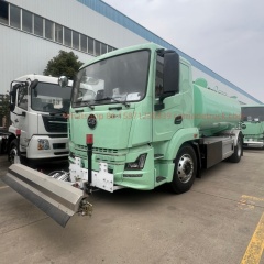 CLW绿色洒水卡车锡柴220马力发动机排量6600升4500毫米轴距