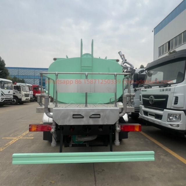 CLW绿色洒水卡车锡柴220马力发动机排量6600升4500毫米轴距