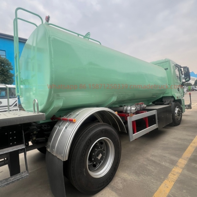 CLW绿色洒水卡车锡柴220马力发动机排量6600升4500毫米轴距