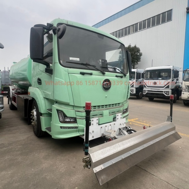 CLW绿色洒水卡车锡柴220马力发动机排量6600升4500毫米轴距