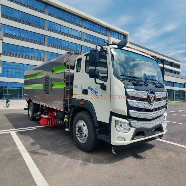 Foton Auman washing and sweeping truck with Yuchai 200 horsepower engine and a wheelbase of 5150 mm