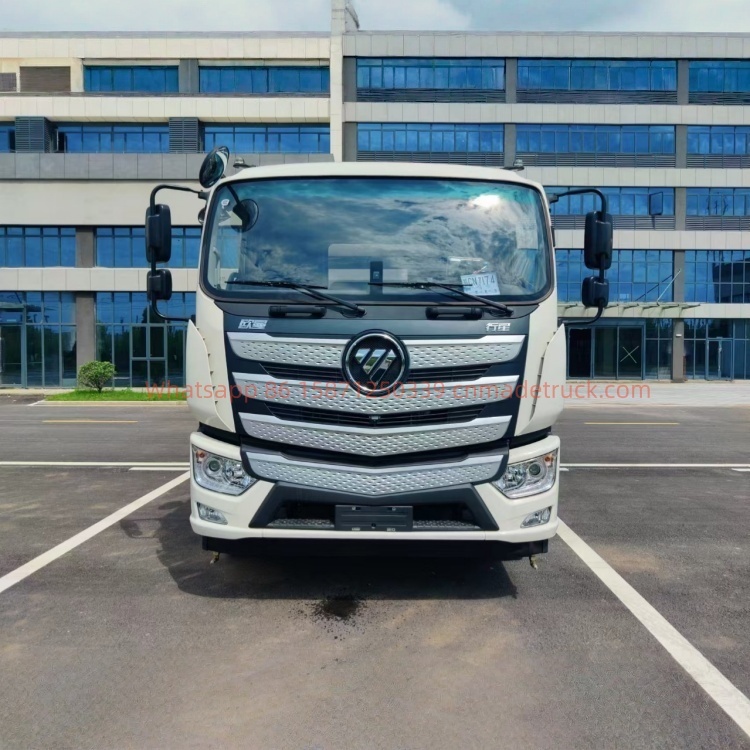 Foton Auman washing and sweeping truck with Yuchai 200 horsepower engine and a wheelbase of 5150 mm