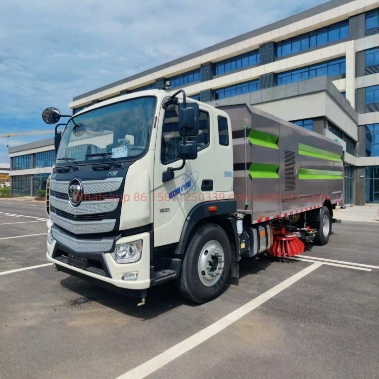 Foton Auman washing and sweeping truck with Yuchai 200 horsepower engine and a wheelbase of 5150 mm