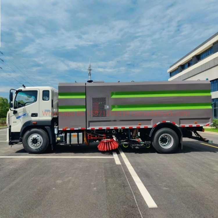 Foton Auman washing and sweeping truck with Yuchai 200 horsepower engine and a wheelbase of 5150 mm