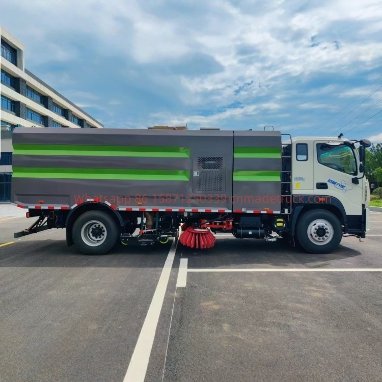 Foton Auman washing and sweeping truck with Yuchai 200 horsepower engine and a wheelbase of 5150 mm