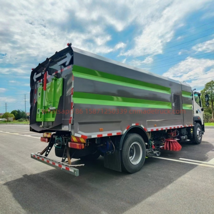 Foton Auman washing and sweeping truck with Yuchai 200 horsepower engine and a wheelbase of 5150 mm