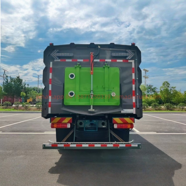 Foton Auman washing and sweeping truck with Yuchai 200 horsepower engine and a wheelbase of 5150 mm