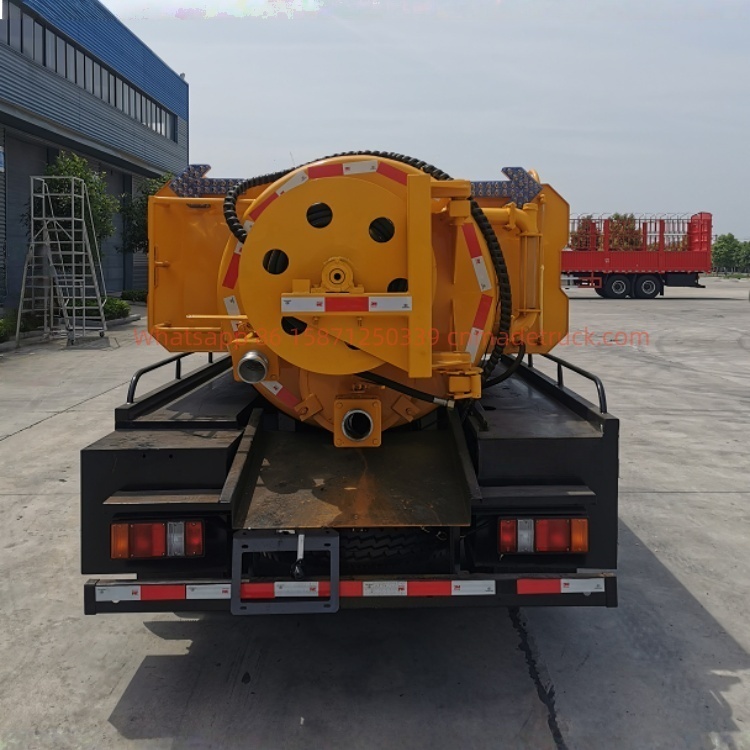 JMC cleaning and sewage suction truck, Jiangling Isuzu 115 horsepower engine, wheelbase 3306 millimeters