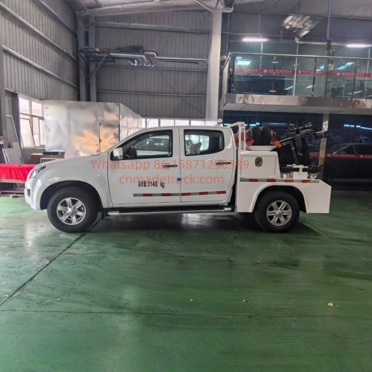 Isuzu pickup truck wrecker Road rescue vehicle Tow truck Accident tow truck Road wrecker