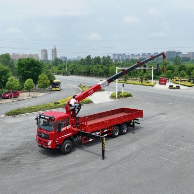 DFL Changxing rear eight-wheel truck with Changxing crane, wheelbase of 5900 millimeters
