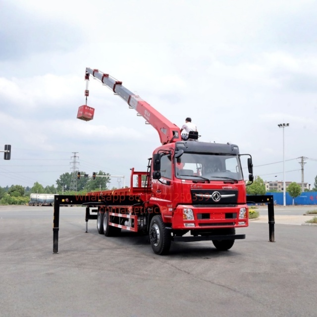 DFL Changxing rear eight-wheel truck with Changxing crane, wheelbase of 5900 millimeters
