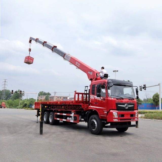 DFL Changxing rear eight-wheel truck with Changxing crane, wheelbase of 5900 millimeters