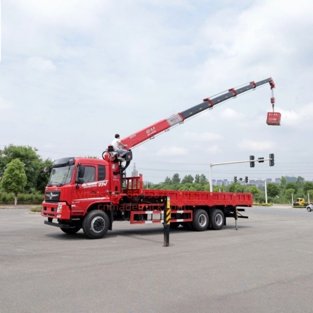 DFL Changxing rear eight-wheel truck with Changxing crane, wheelbase of 5900 millimeters
