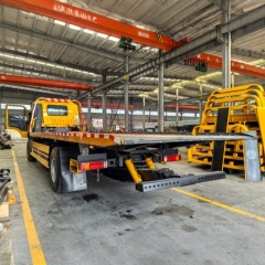 Foton Auman single-axle one-to-two wrecker with a total mass of 23 tons