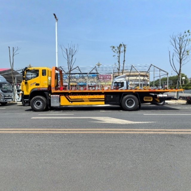 Foton Auman single-axle one-to-two wrecker with a total mass of 23 tons