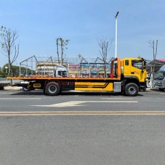 Foton Auman single-axle one-to-two wrecker with a total mass of 23 tons