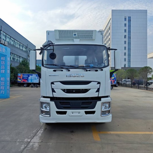 Isuzu Giant Coffee Refrigerated Cold Chain Logistics Transport Truck, Frozen Van Truck, Mobile Large Refrigerator