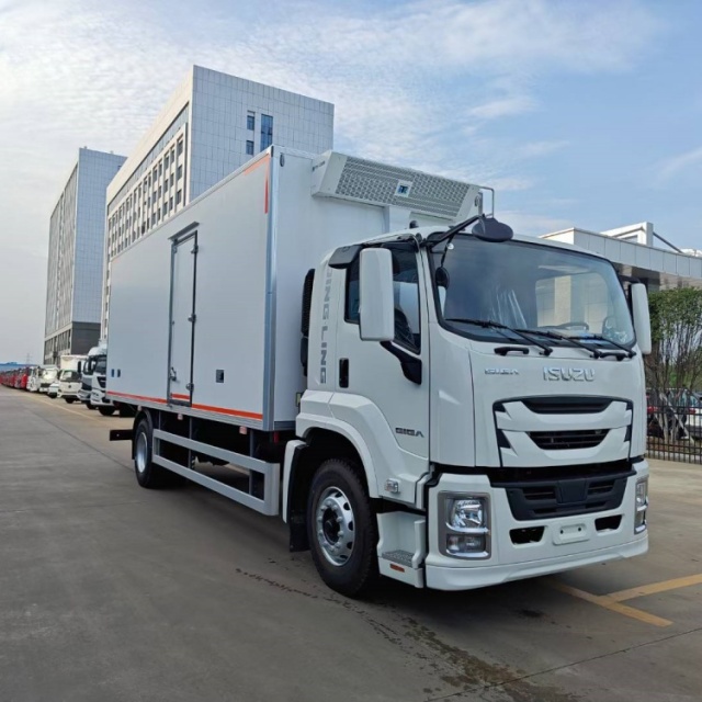 Isuzu Giant Coffee Refrigerated Cold Chain Logistics Transport Truck, Frozen Van Truck, Mobile Large Refrigerator