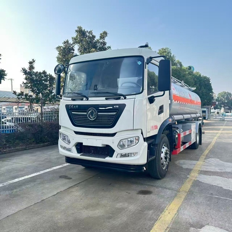 Dongfeng Tianjin 15-cubic-meter oil tank truck Diesel transport truck