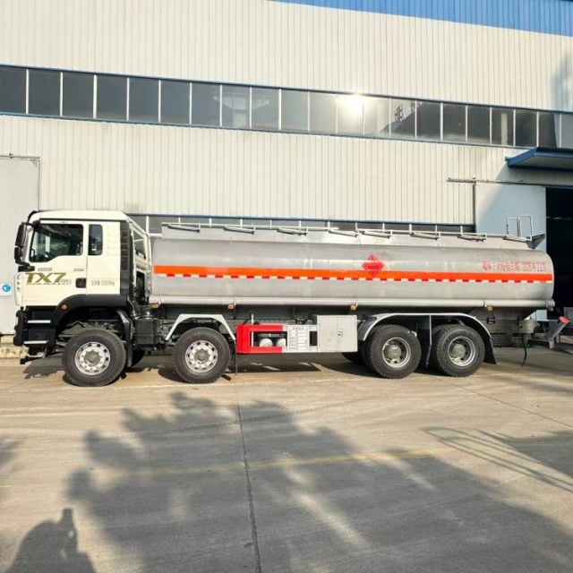 Sinotruk Howo TX7 Oil Tank Transport Truck