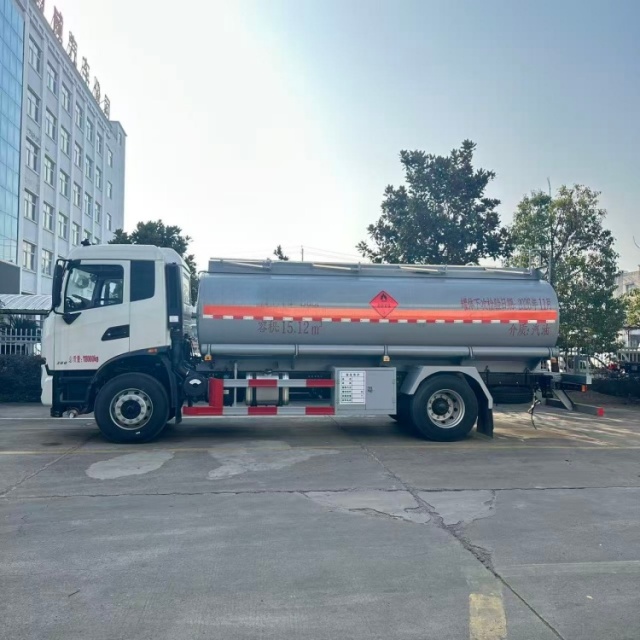 Dongfeng Tianjin 15-cubic-meter oil tank truck Diesel transport truck