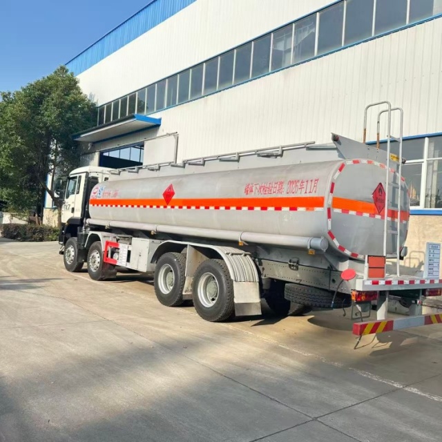Sinotruk Howo TX7 Oil Tank Transport Truck