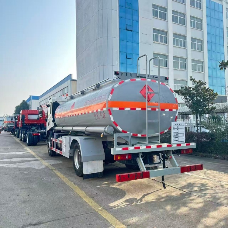 Dongfeng Tianjin 15-cubic-meter oil tank truck Diesel transport truck